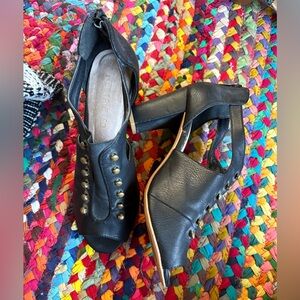 SIMPLE BLACK FAUX LEATHER HEELS